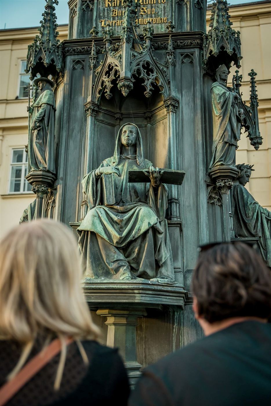 Players studying the figures of the Charles IV monument
